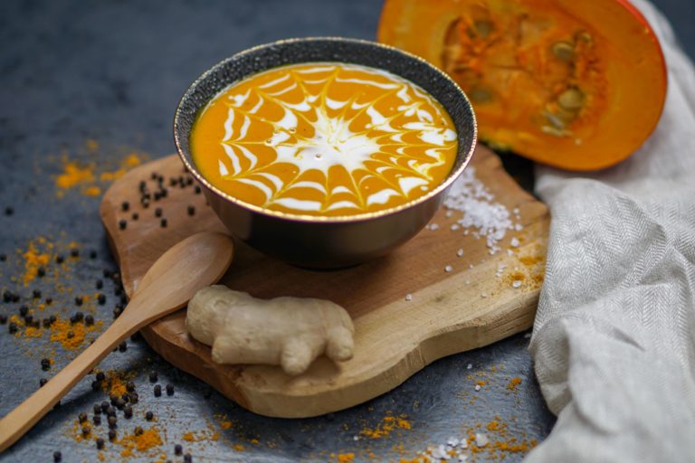 Kürbiscremesuppe mit Kokosmilch und Ingwer | Rezept + VIDEO